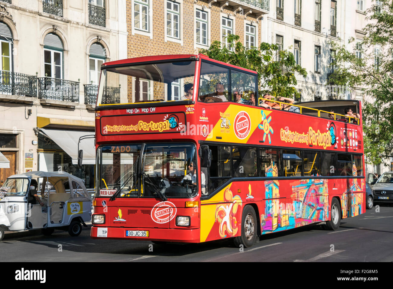 London tipo Double Decker Bus panoramico a Lisbona, Portogallo Foto Stock