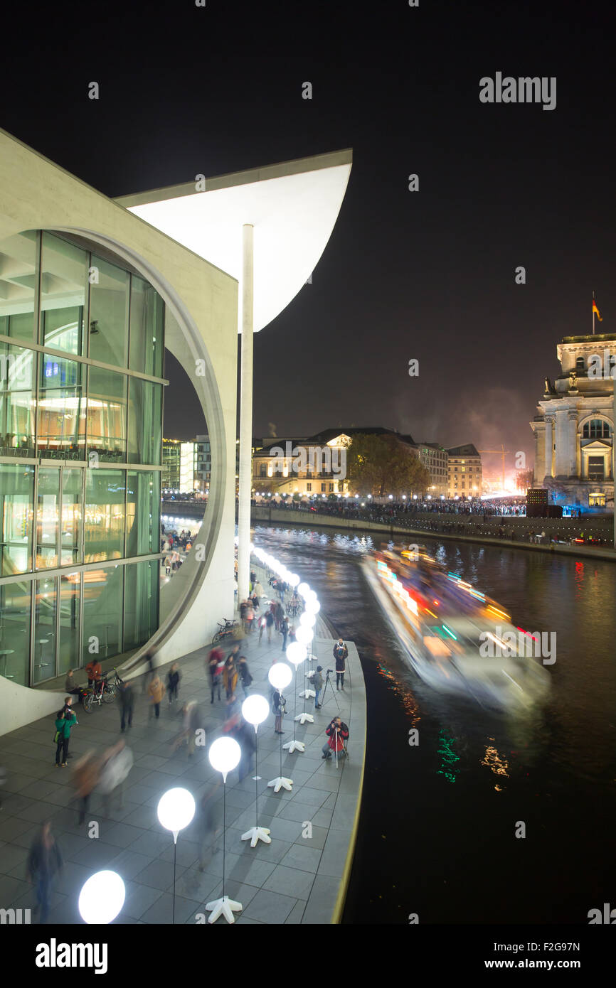 08.11.2014, Berlin, Berlin, Germania - di palloncini di limite di luce per il XXV anniversario del muro di Berlino alla Foto Stock