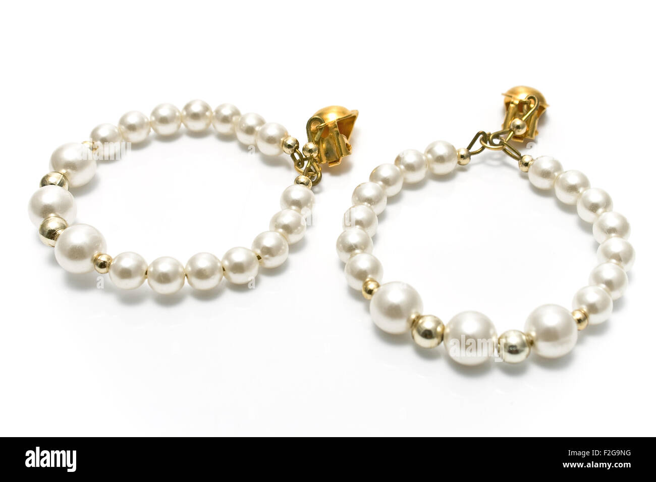 Orecchini perla isolato su bianco Foto Stock