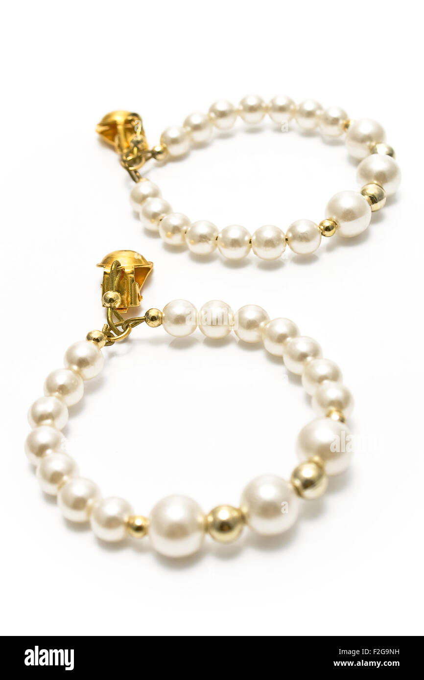 Orecchini perla isolato su bianco Foto Stock