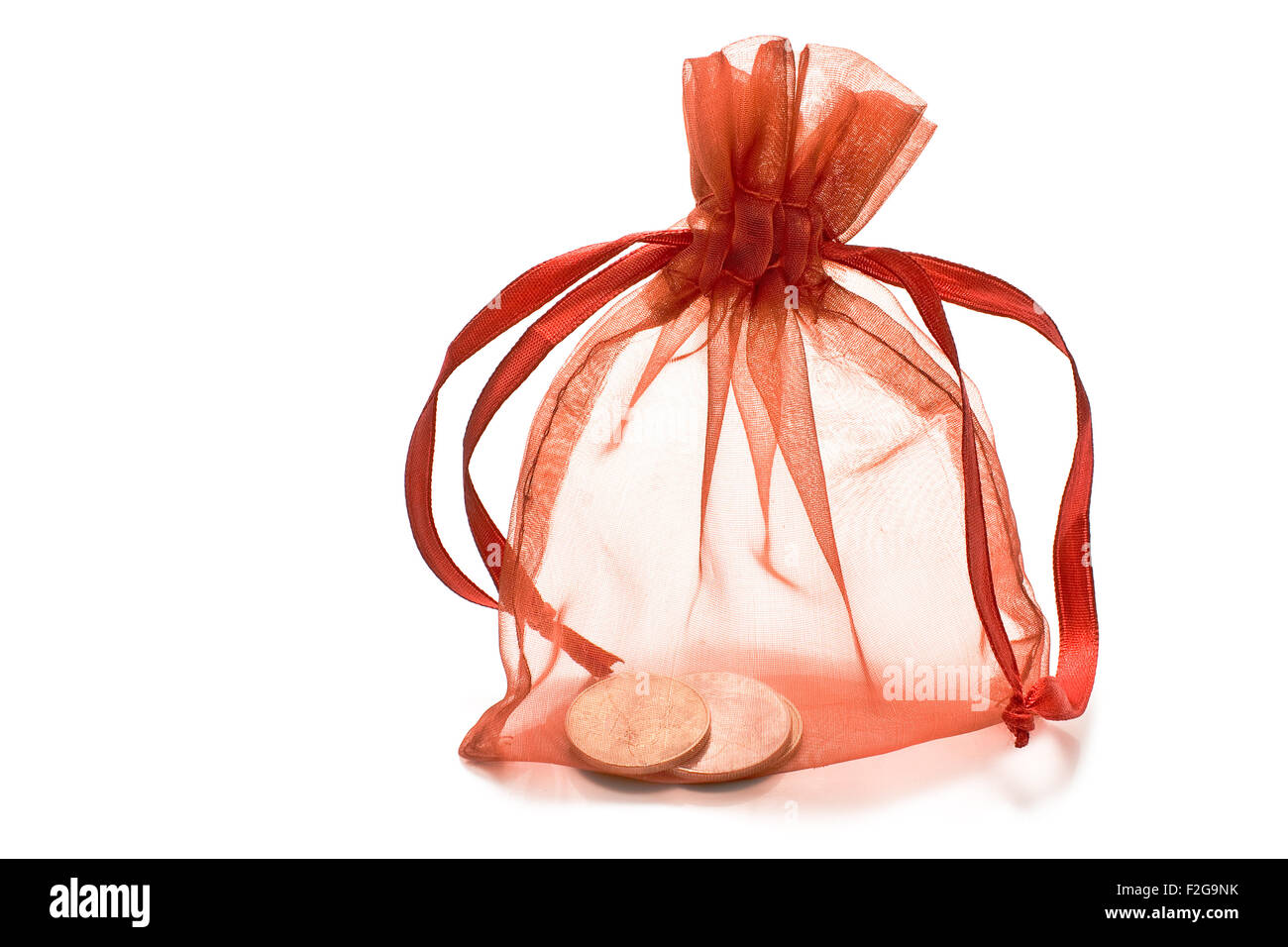 Rosso sacco regalo con perle isolato su bianco Foto Stock