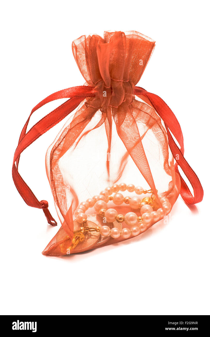 Rosso sacco regalo con perle isolato su bianco Foto Stock