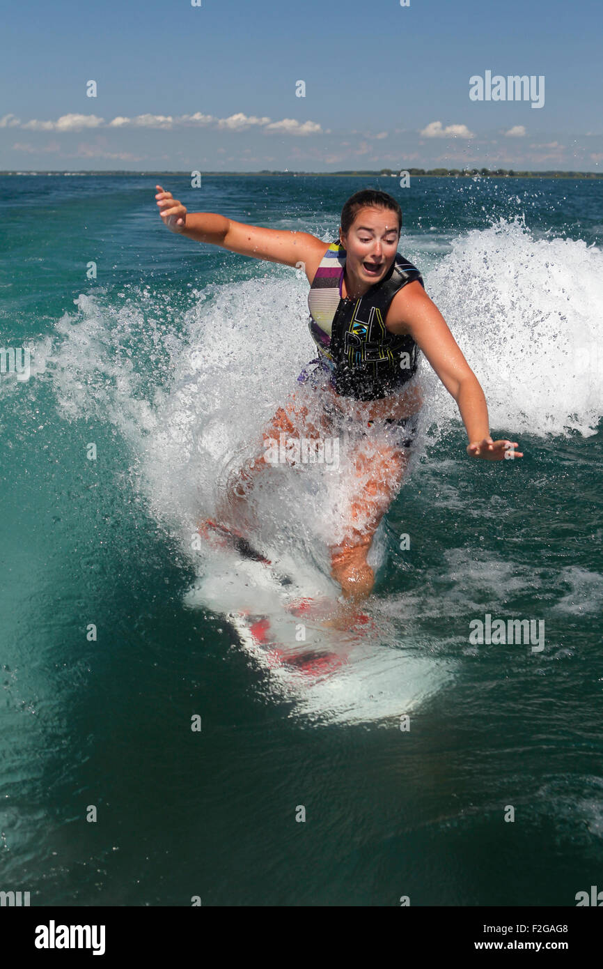 Una donna cadere mentre wakesurfing. Foto Stock