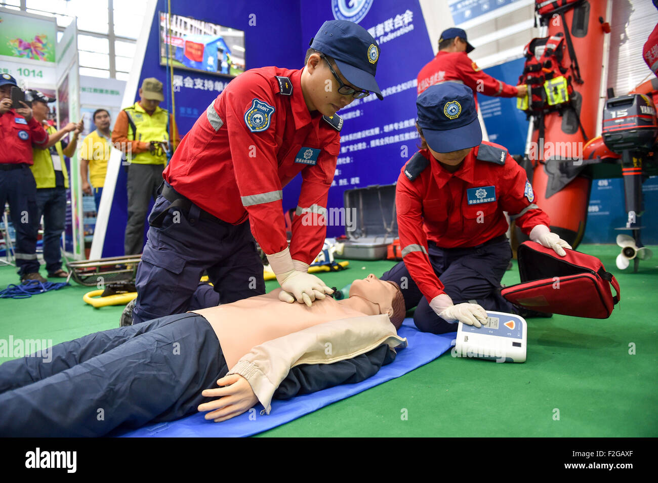 Shenzhen, Cina la provincia di Guangdong. Xviii Sep, 2015. Volontari mostra cardio-rianimazione polmonare (CPR) durante la quarta Cina Fiera di beneficenza a Shenzhen, Cina del sud della provincia di Guangdong, Sett. 18, 2015. I 3 giorni di fiera ha dato dei calci a fuori qui il venerdì. Credito: Mao Siqian/Xinhua/Alamy Live News Foto Stock