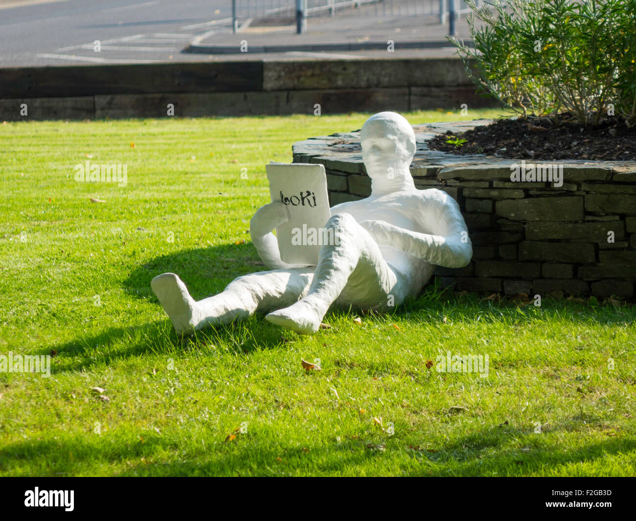Una collezione di lifesize calco in gesso Figure pensato per essere da artista LoKi è apparso su Ulverston serbatoio della rotatoria di piazza Foto Stock