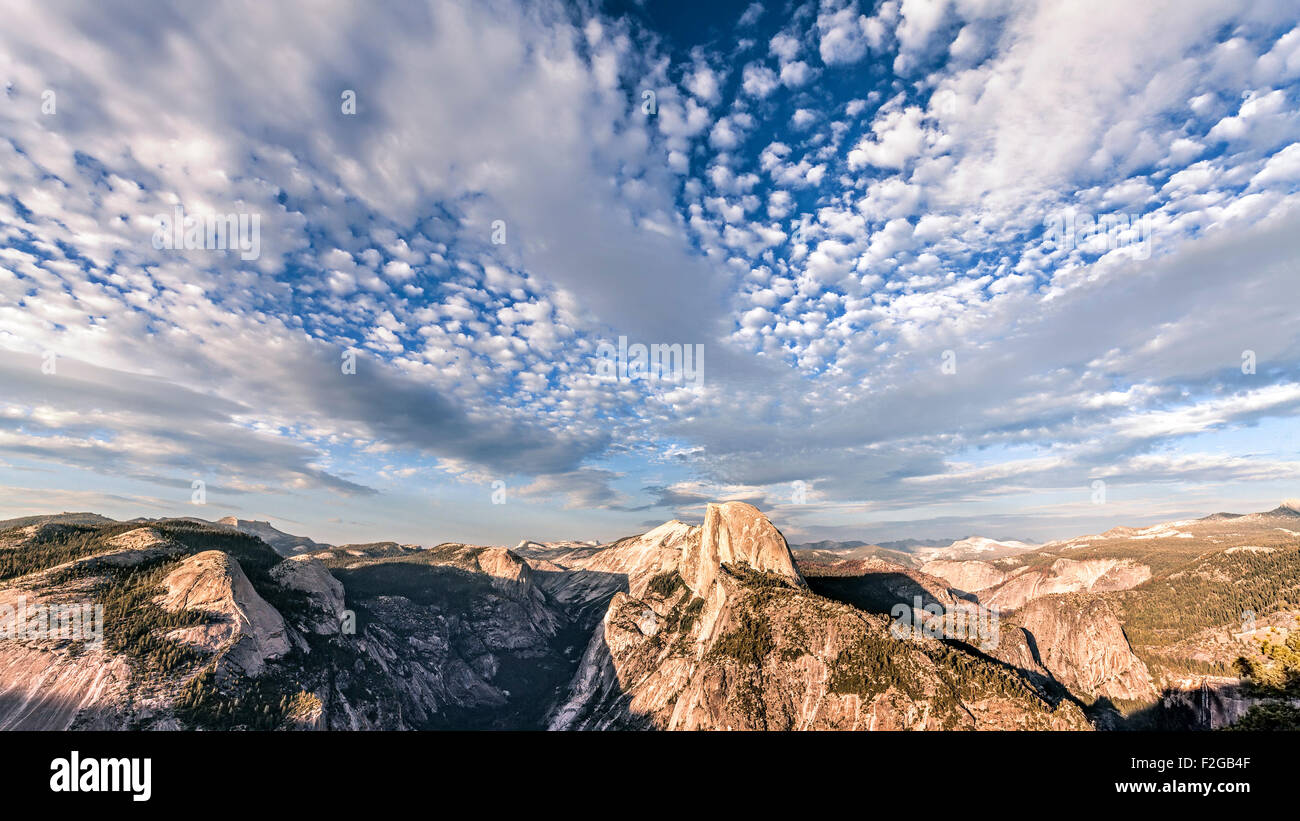 Bellissimo cielo oltre mezza cupola di montagna, il Parco Nazionale Yosemite al tramonto, California, Stati Uniti d'America. Foto Stock