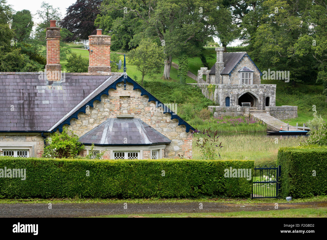 Cottage home e il Boathouse sui terreni del Castello Crom, superiore del Lough Erne, County Fermanagh, Irlanda del Nord, Regno Unito Foto Stock