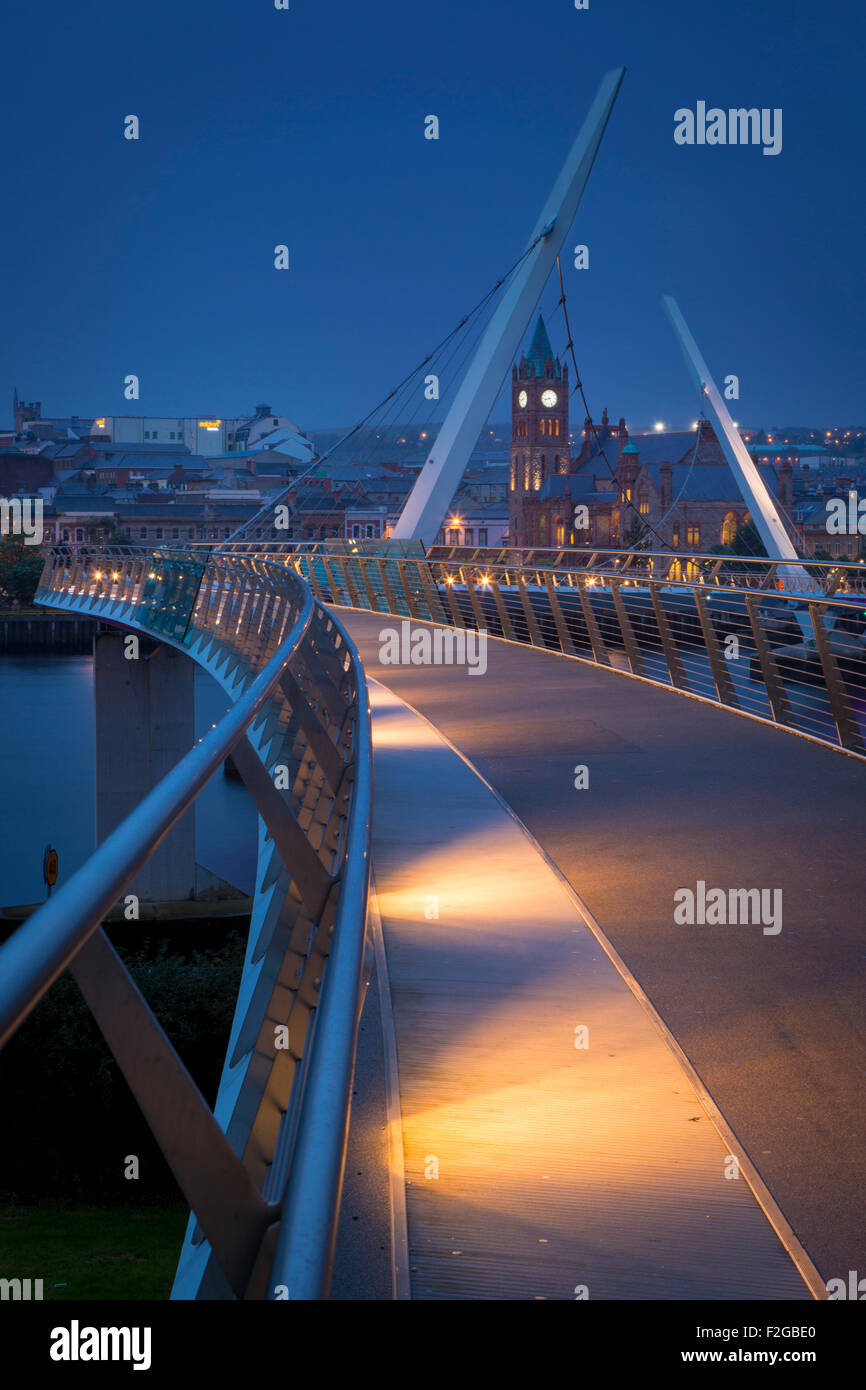 Pedoni lungo il ponte di pace, Londonderry/Derry, County Londonderry, Irlanda del Nord, Regno Unito Foto Stock