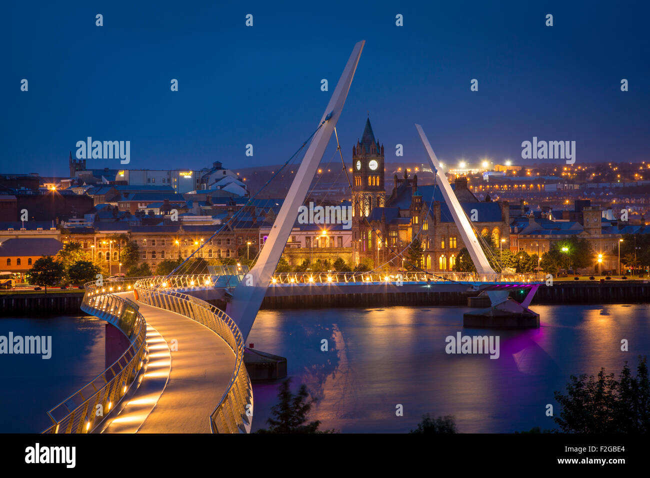 Twilight oltre il ponte di pace e sullo skyline di Londonderry/Derry, County Londonderry, Irlanda del Nord, Regno Unito Foto Stock