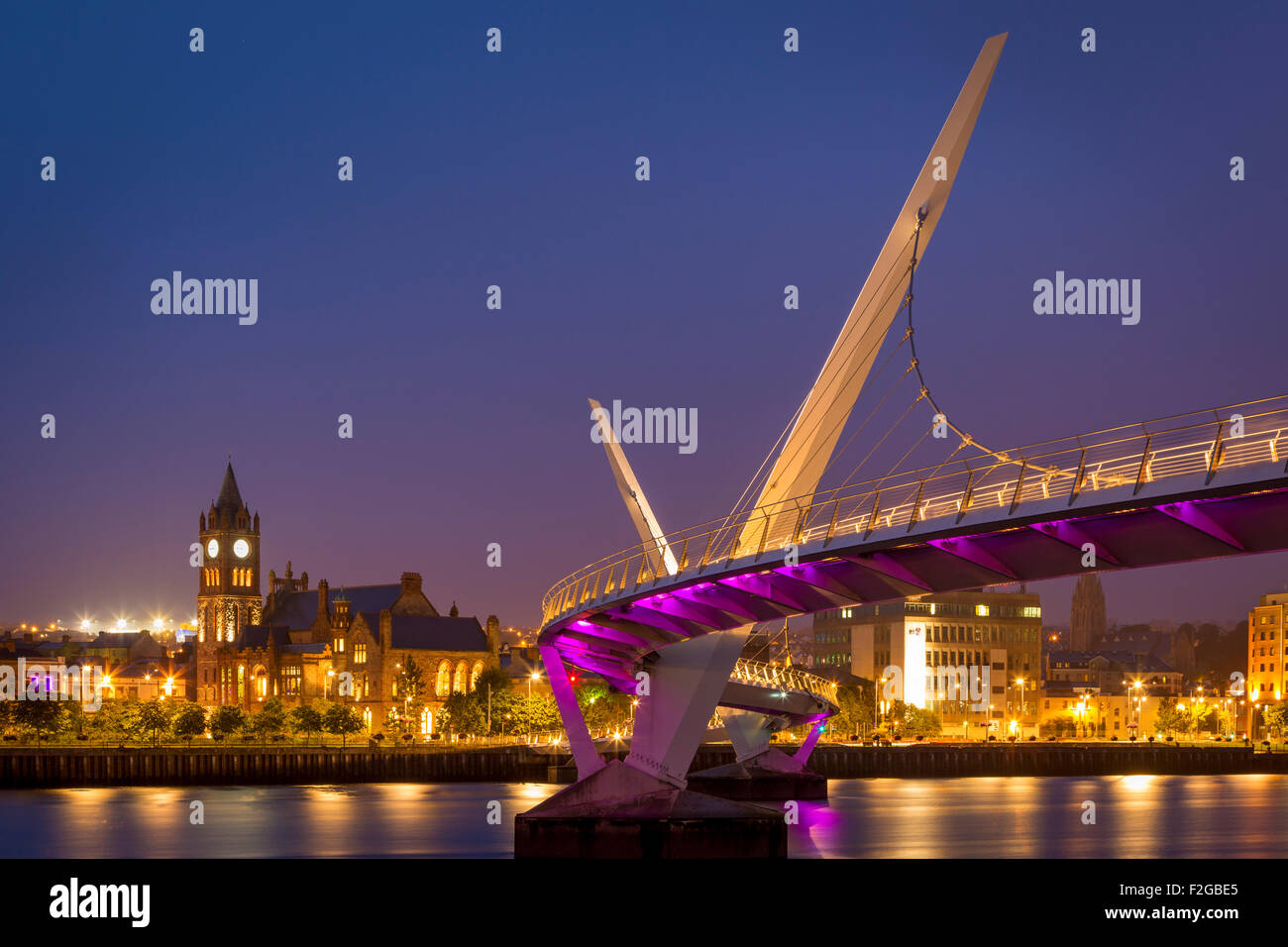 Twilight oltre il ponte di pace e sullo skyline di Londonderry/Derry, County Londonderry, Irlanda del Nord, Regno Unito Foto Stock