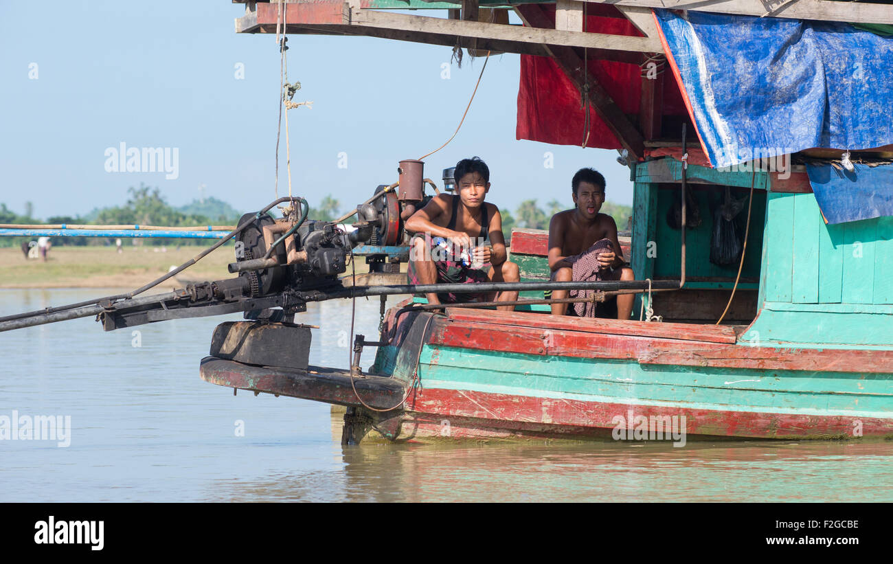 Nave con due membri di equipaggio ormeggiato sul lay Myo River in western Stato di Rakhine, Myanmar Foto Stock