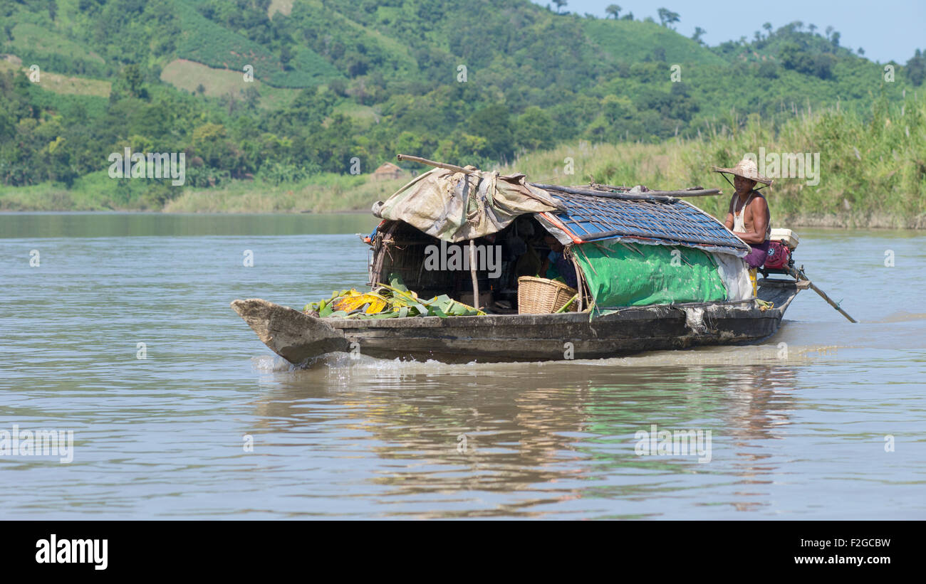 Cargo tradizionale nave in navigazione verso il basso il lay Myo River in western Stato di Rakhine, Myanmar Foto Stock