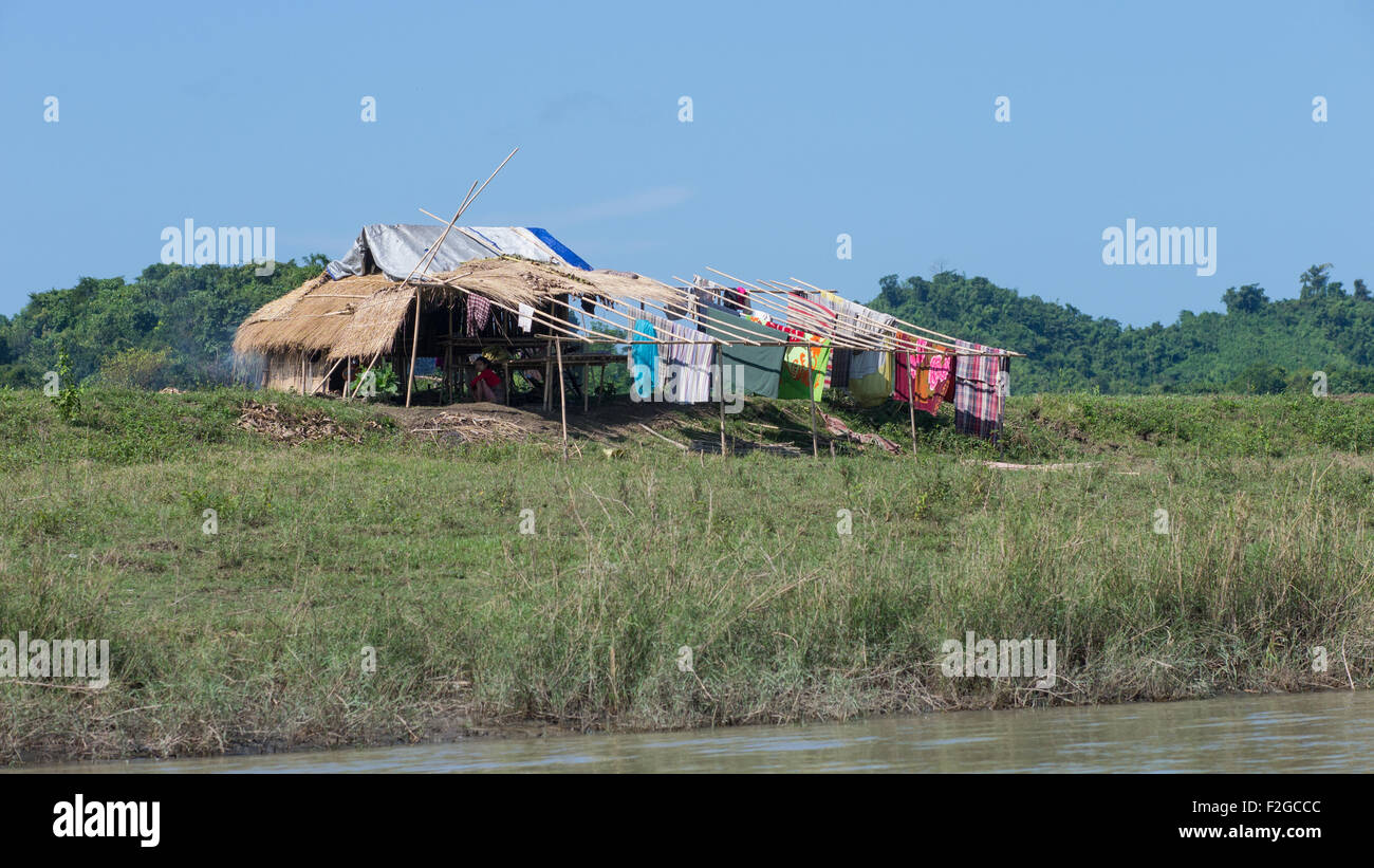 Semplice agriturismo sul bordo del lay Myo fiume nella parte occidentale di Rakhine Stato del Myanmar. Foto Stock