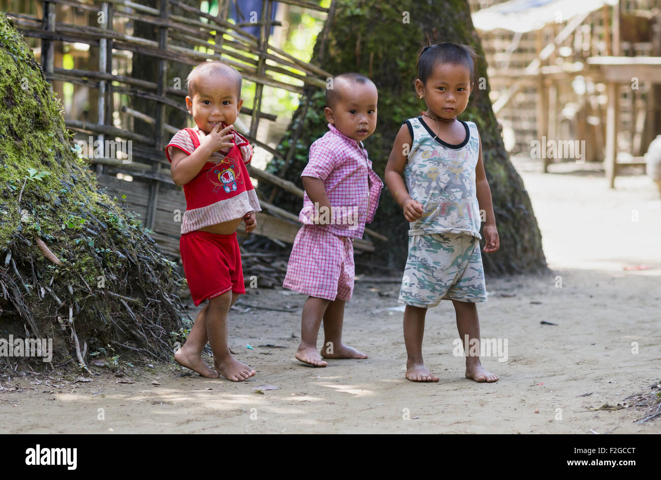 Tre piccoli ragazzi in un villaggio lungo Lay Myo River in Western Stato di Rakhine, Myanmar. Foto Stock