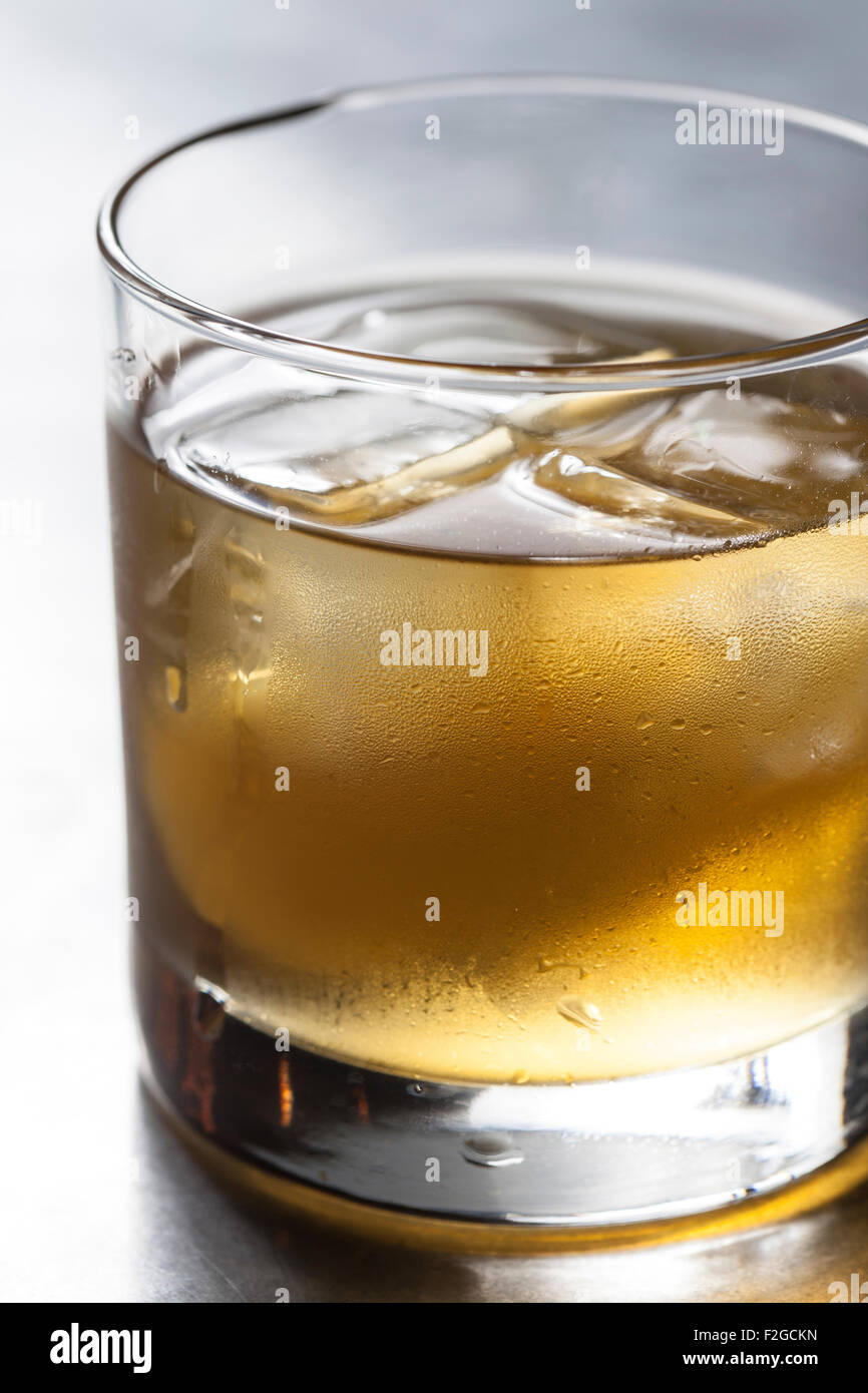Refrigerate cocktail sulle rocce in un vetro parfait Foto Stock