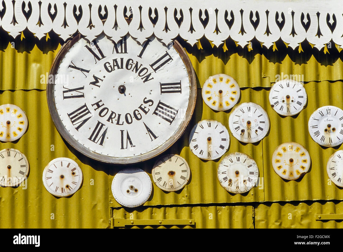 Per l'orologio per la vendita al mercato delle pulci di Porte de Clignancourt. Parigi Francia Europa Foto Stock