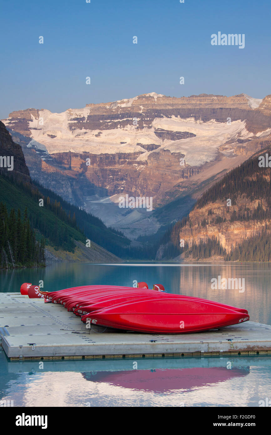 Red canoe presso il Lago glaciale di Louise con Ghiacciaio Victoria, il Parco Nazionale di Banff, Alberta, Canada Foto Stock