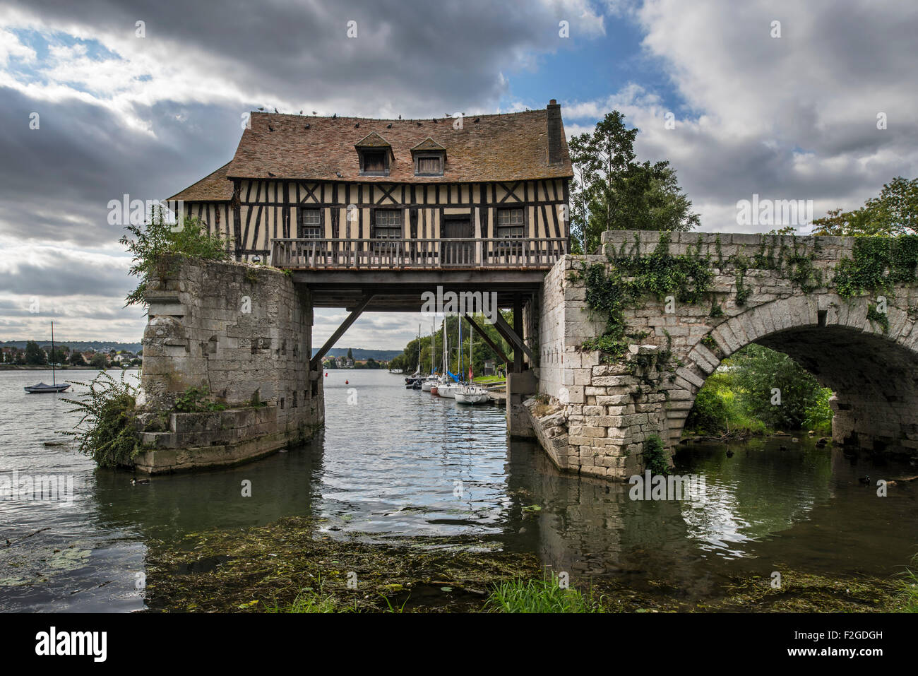 Il Vecchio Mulino / Vieux Moulin de Vernon sul fiume Senna, Eure, Normandia, Francia Foto Stock