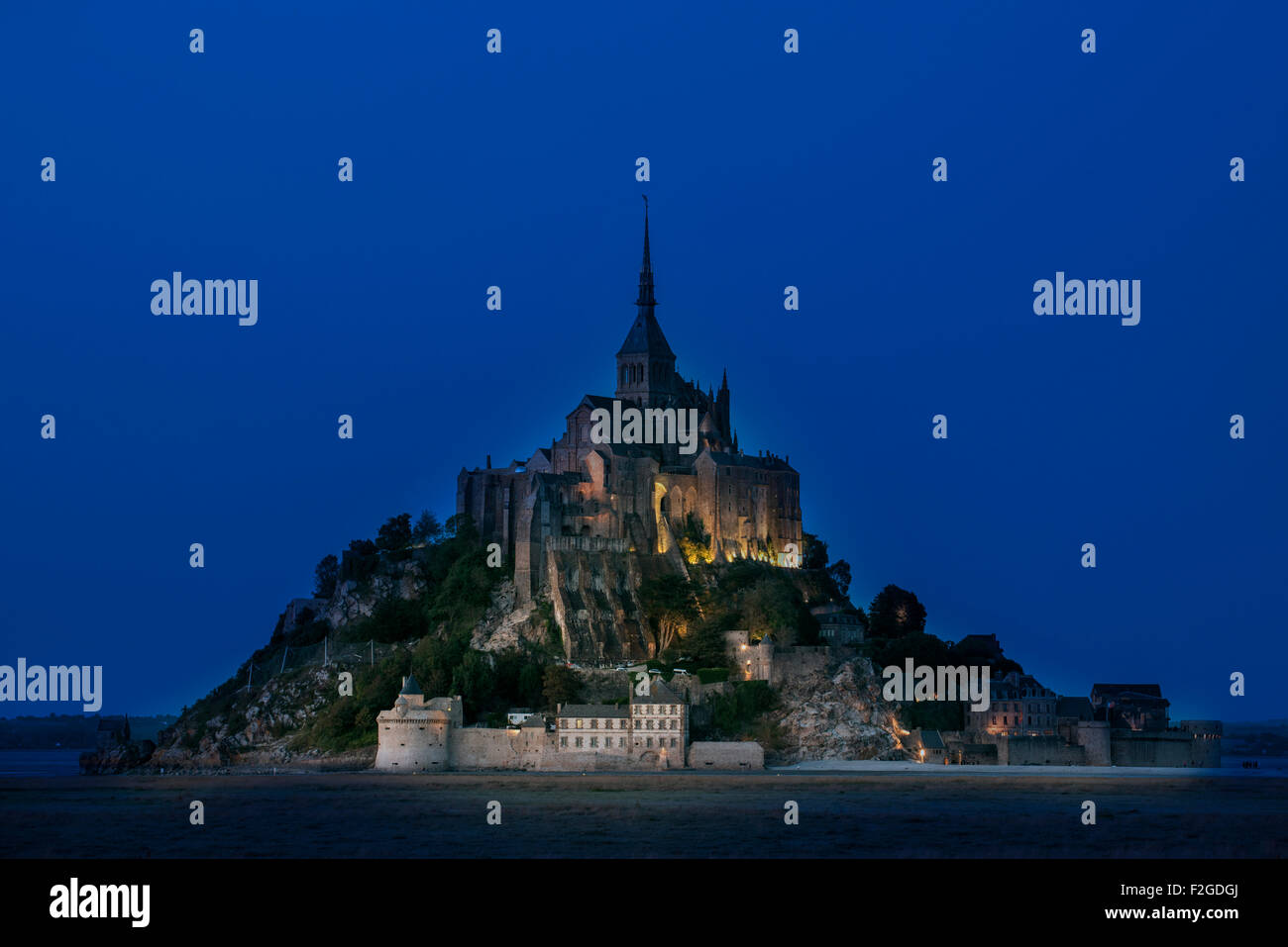 Mont Saint Michel / Saint Michael Mount di notte, Bassa Normandia, Francia Foto Stock