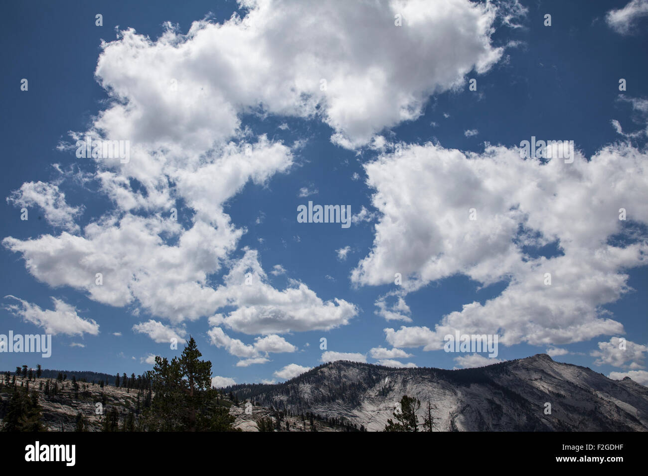 Nuvole bianche sopra le montagne granitiche al di sopra della Sierra Foto Stock