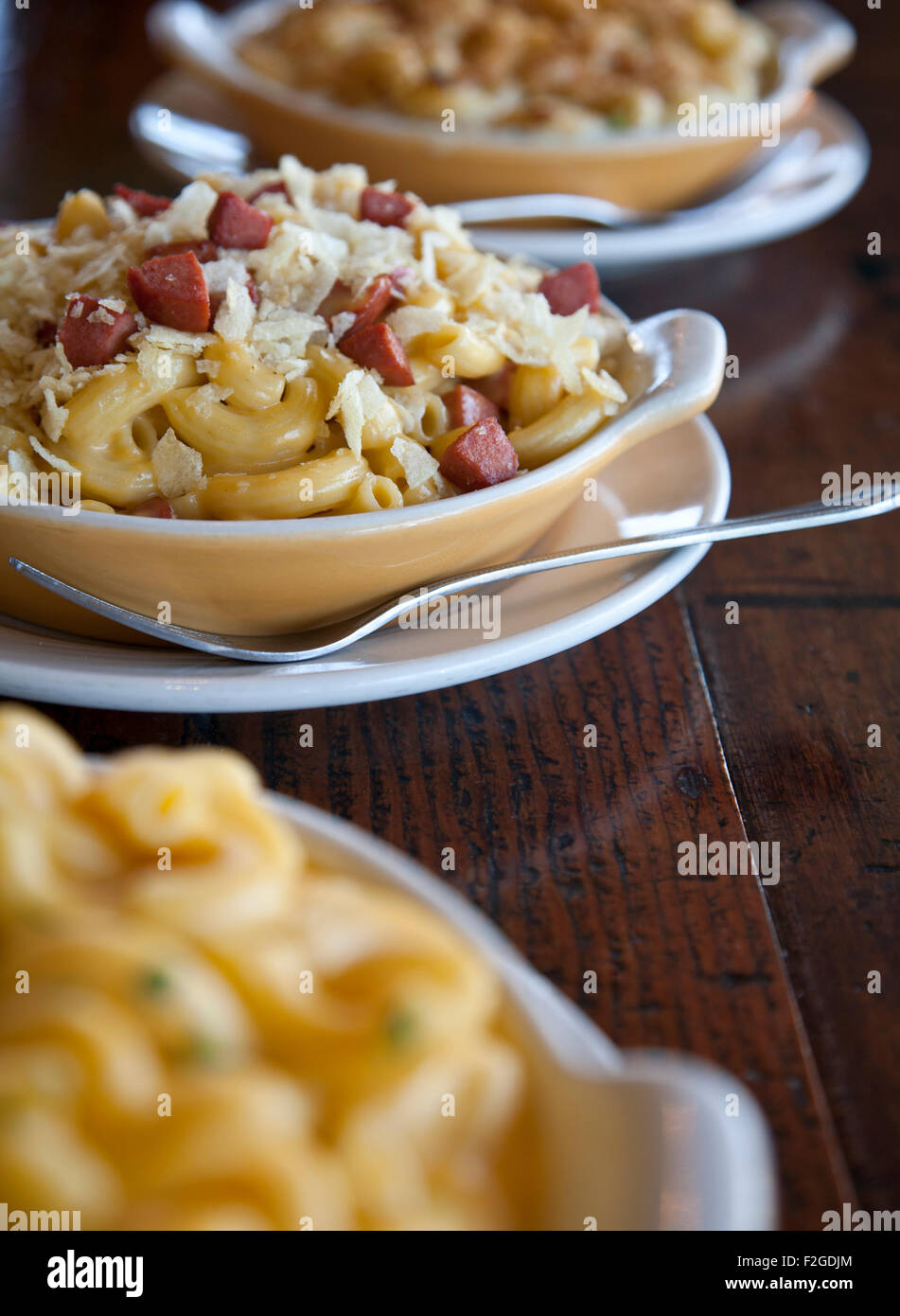 3 piatti di maccheroni in recipienti separati in una riga Foto Stock