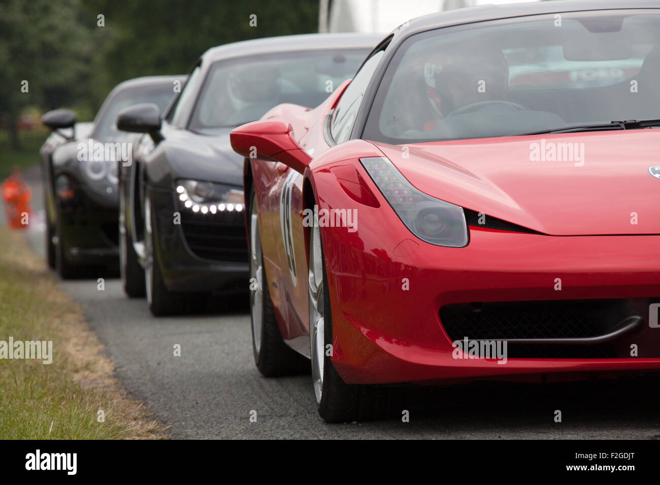 Cholmondeley Pageant di potenza, Cheshire. Le auto sportive linea fino alla linea di partenza di Cholmondeley Pageant di Power racing circuito. Foto Stock