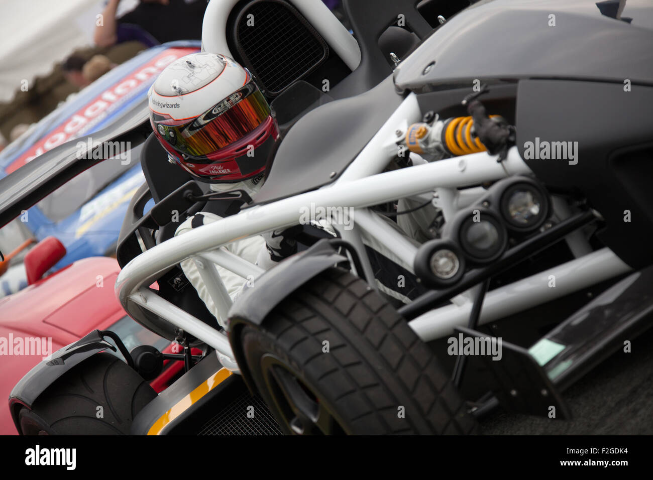 Cholmondeley Pageant di potenza, Cheshire. Cars Racing line fino alla linea di partenza di Cholmondeley Pageant di Power racing circuito. Foto Stock