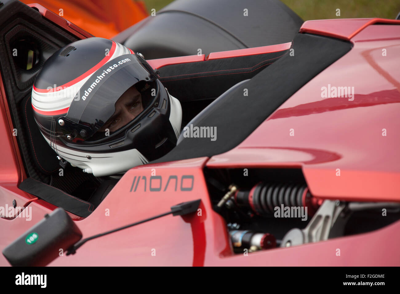 Cholmondeley Pageant di potenza, Cheshire. Cars Racing line fino alla linea di partenza di Cholmondeley Pageant di Power racing circuito. Foto Stock