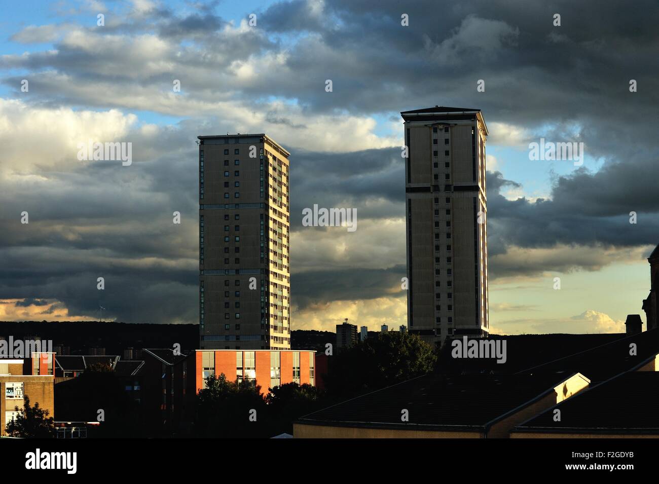 Glasgow, Scotland, Regno Unito. 18 Settembre, 2015. Drammatica cieli Gorbals e il sud di Glasgow come il sole comincia a mettere in tarda estate. Credito: Tony Clerkson/Alamy Live News Foto Stock