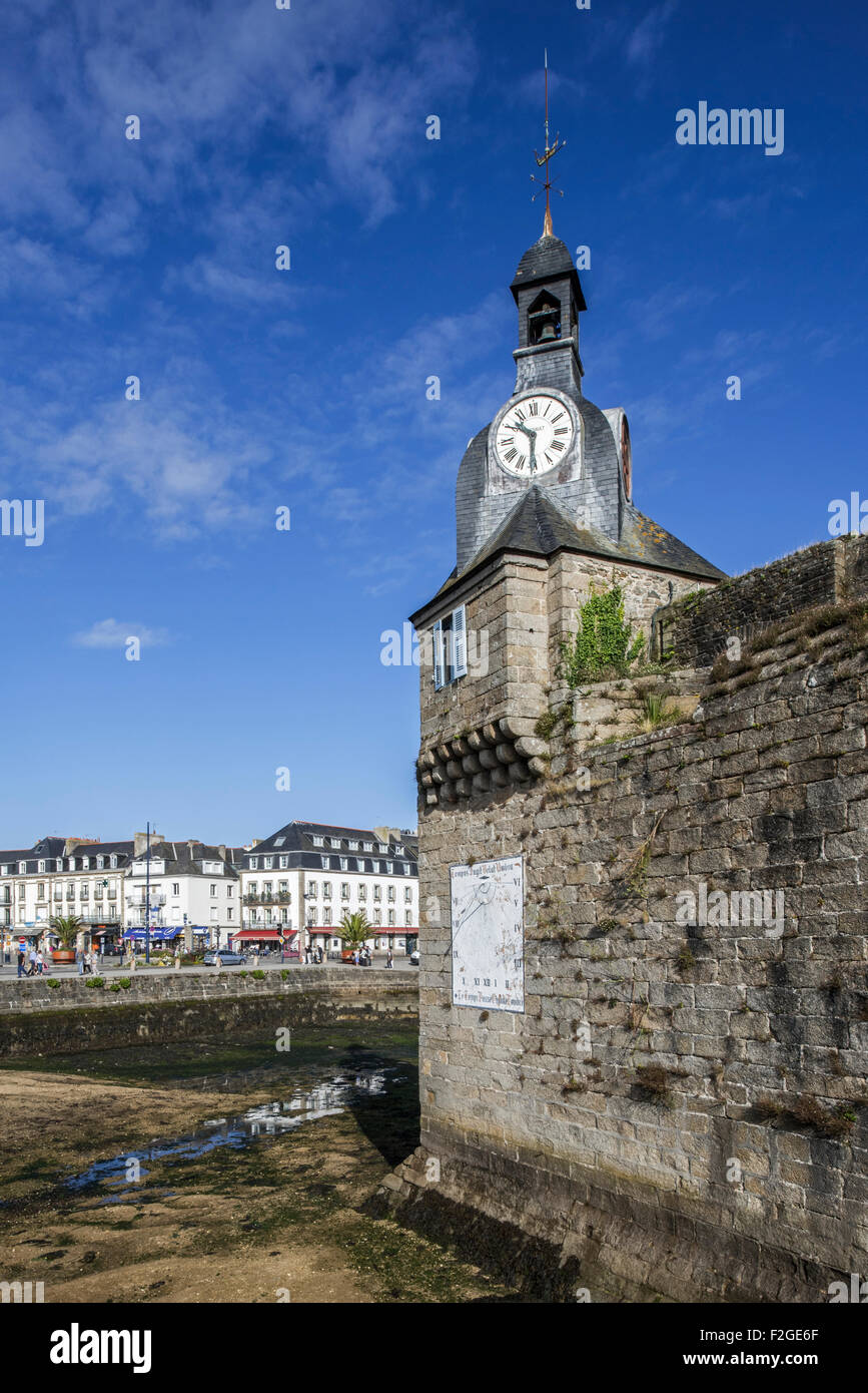 Belfry presso il cancello di ingresso alla medievale Ville vicino a Concarneau, Finistère Bretagna, Francia Foto Stock