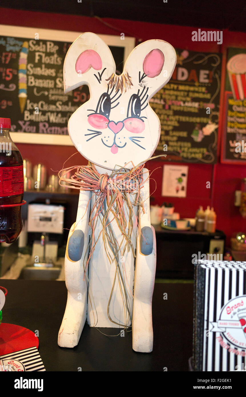 Coniglietto di pasqua fabbricato a partire da legno e artisticamente dipinte a Grand Ole Creamery gelateria. St Paul Minnesota MN USA Foto Stock