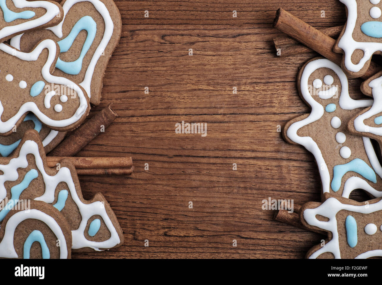 Vassoio di decorate gingerbread cookies con bastoncini di cannella Foto Stock