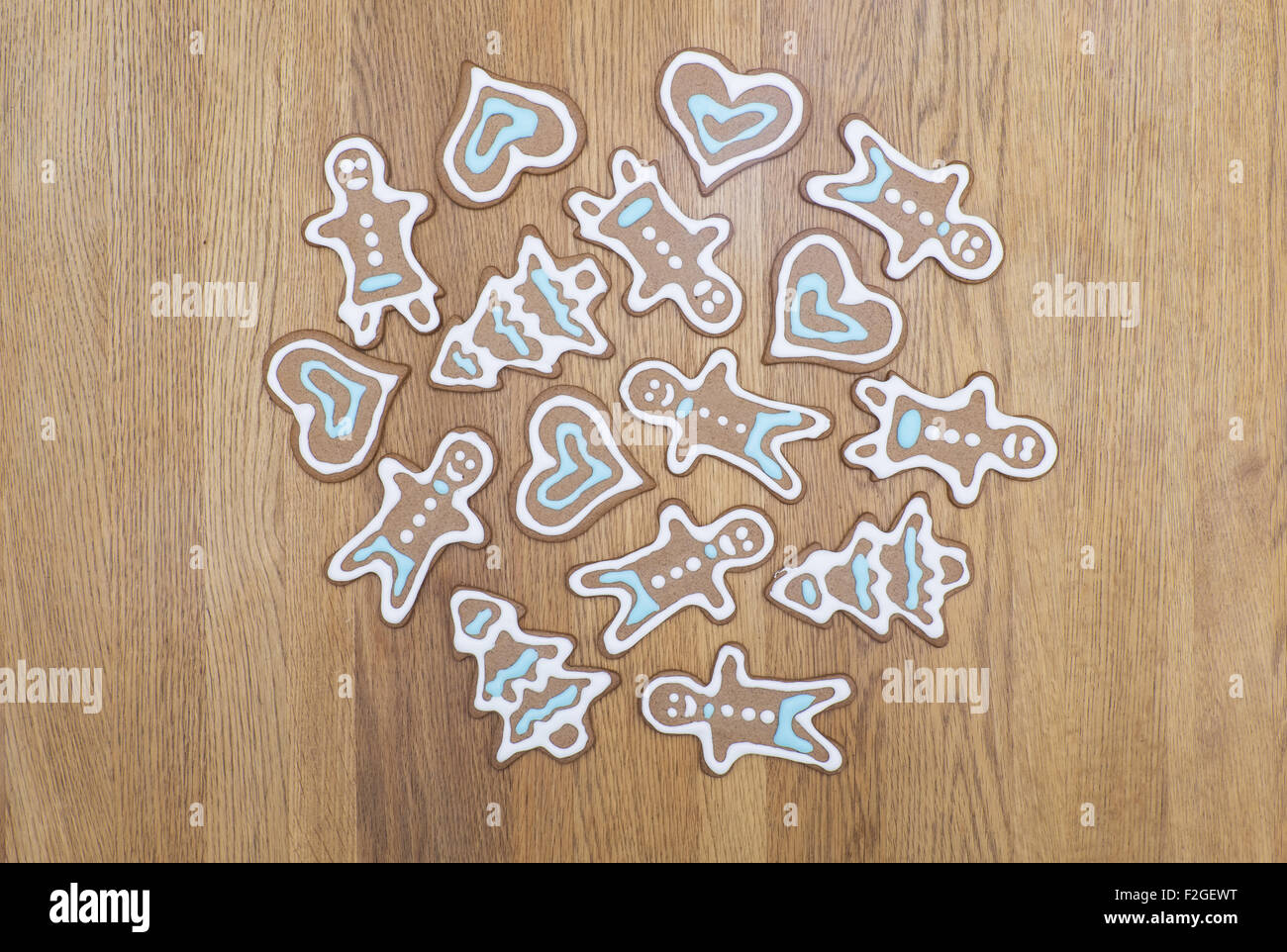 Varietà di gingerbread cookie su uno sfondo di legno Foto Stock