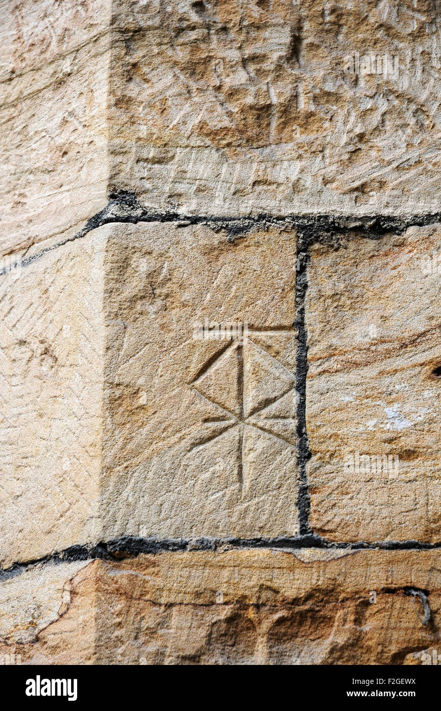 Bench mark su una parete. Alnwick Castle Foto Stock