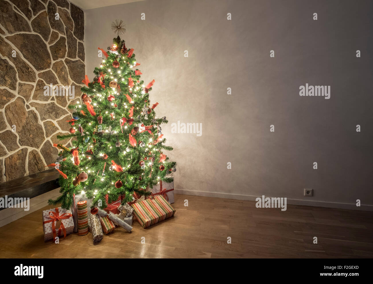 Illuminato bellissimo albero di natale in un soggiorno Foto Stock