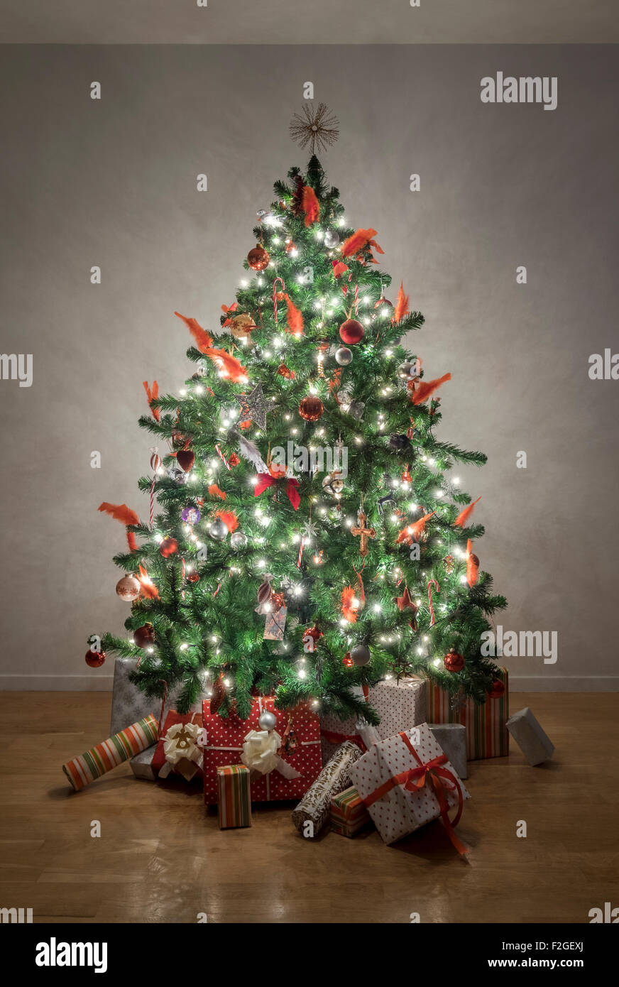 Illuminato bellissimo albero di natale in un soggiorno Foto Stock