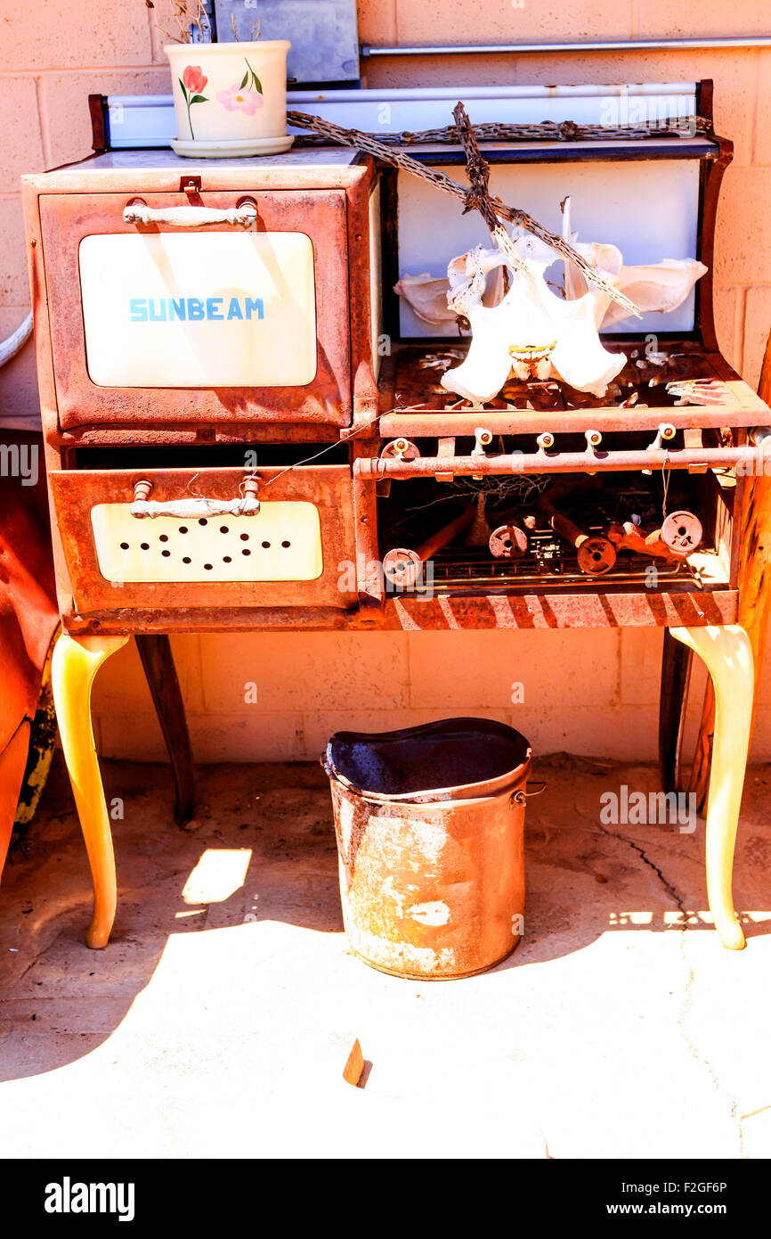 Un Novecento Sunbeam stufa del gas al di fuori di un negozio di antiquariato in Tucumcari New Mexico Foto Stock