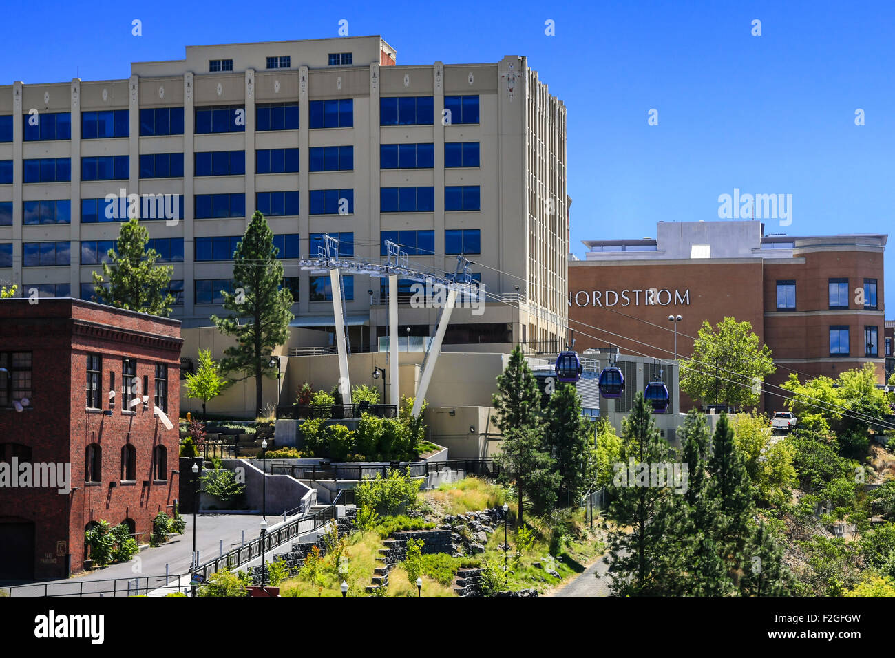 Vista del lungofiume di edifici e Skyride oltre il Fiume Spokane in Spokane Washington Foto Stock
