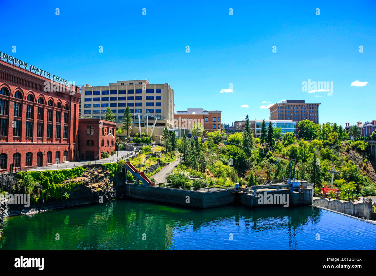 Vista del lungofiume di edifici e Skyride oltre il Fiume Spokane in Spokane Washington Foto Stock