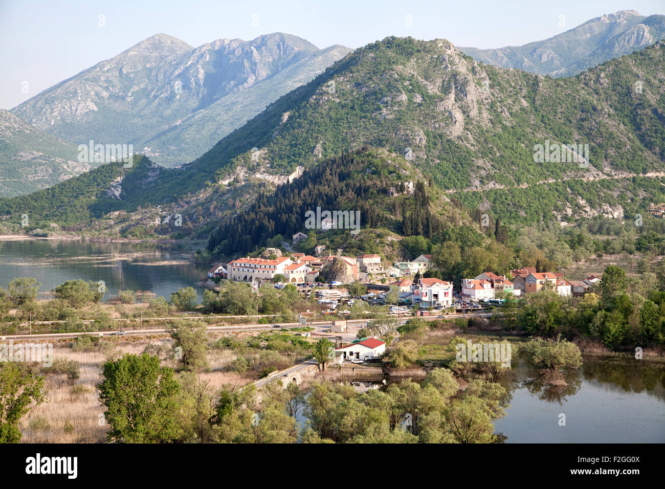Virpazar villaggio sul lago di Skadar, Montenegro, di sera Foto Stock