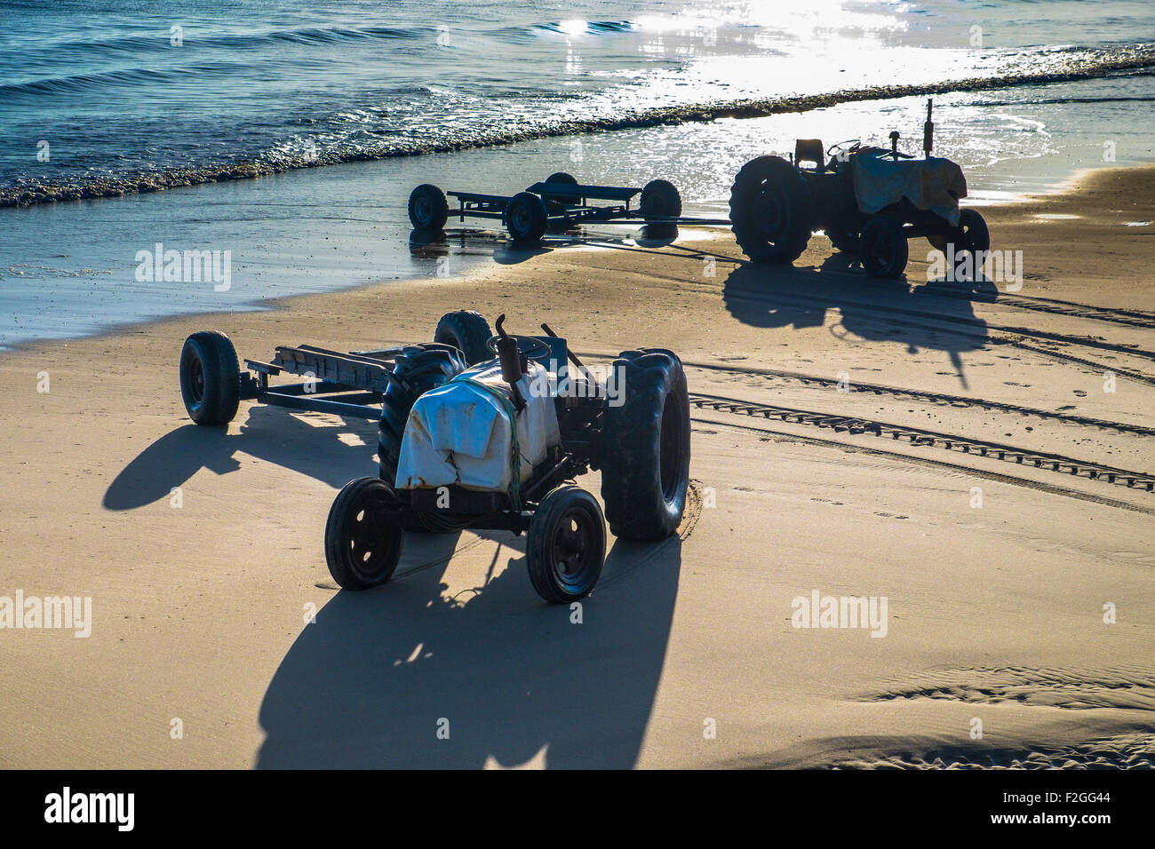 I pescatori i trattori sulla spiaggia. Foto Stock