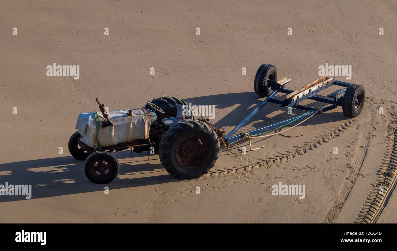 I pescatori i trattori sulla spiaggia. Foto Stock