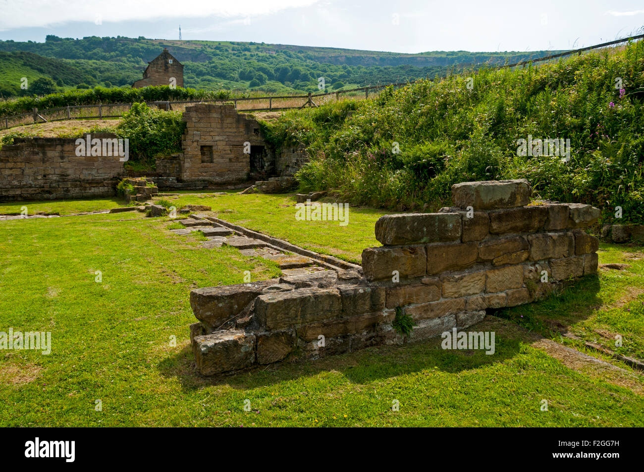 Rovine del picco di opere di allume, Ravenscar, nei pressi di Robin Hood's Bay, nello Yorkshire, Inghilterra, Regno Unito. Sul modo di Cleveland sentiero costiero. Foto Stock