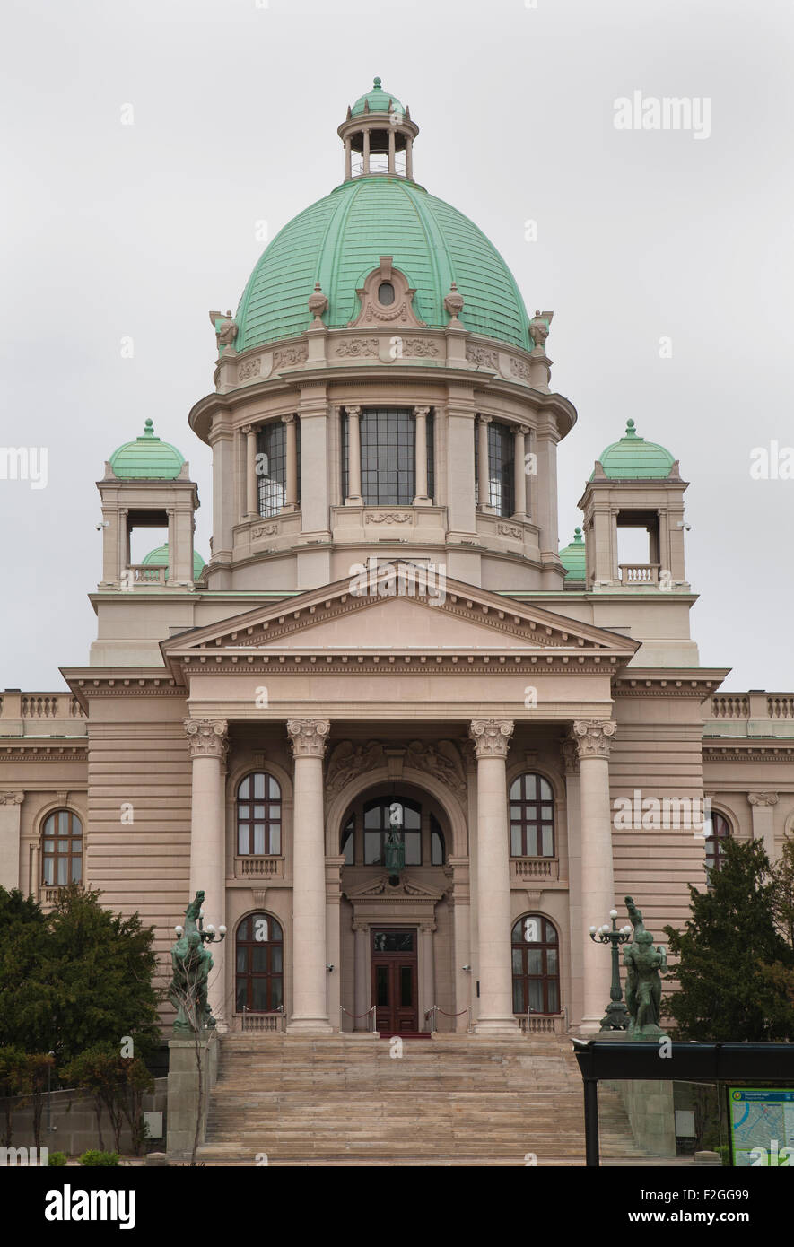 Il Parlamento serbo a Belgrado in un giorno nuvoloso Foto Stock