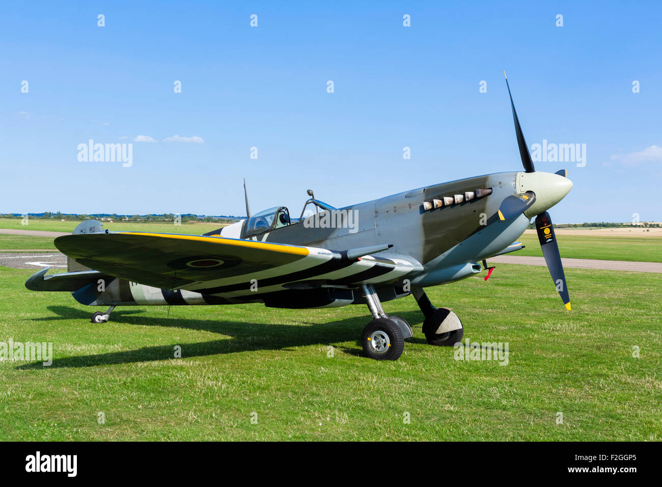 Il Supermarine Spitfire sull'aerodromo presso l'Imperial War Museum Duxford, Cambridgeshire, England, Regno Unito Foto Stock