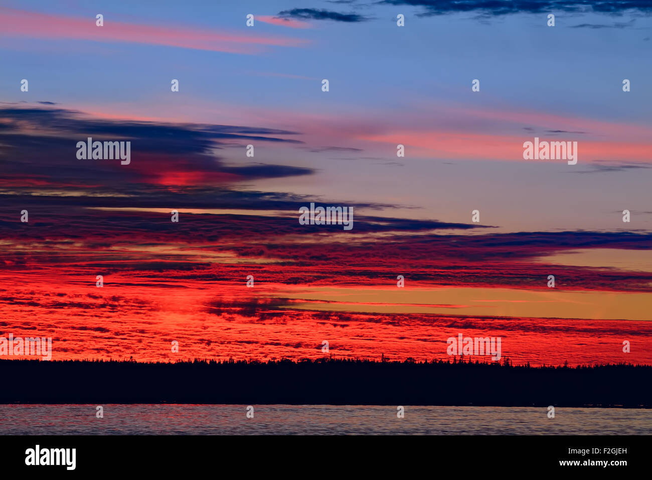 Dolce Cielo di tramonto paesaggio in colori cremisi Foto Stock