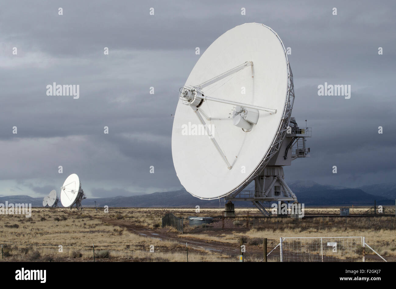 Una fila di antenne a VLA (molto grandi array) aka Karl G. Jansky VLA è situato a 50 miglia ad ovest di Socorro, Nuovo Messico in pianura Foto Stock