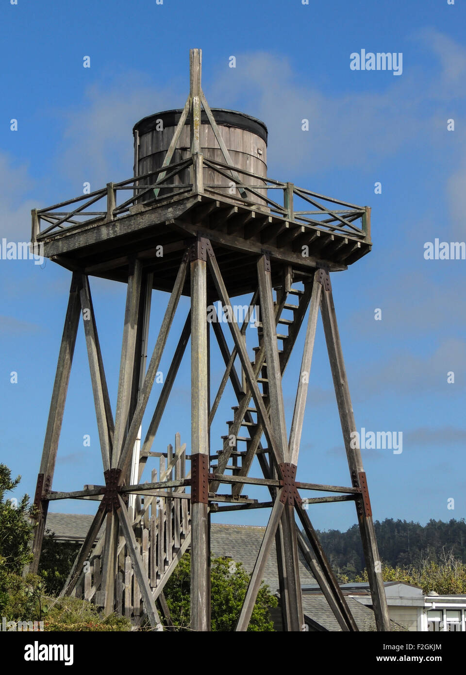 Acqua di legno torri come questo, molti risalenti al 1850, sono un comune in vista della città di Mendocino, in California, un Pacif Foto Stock