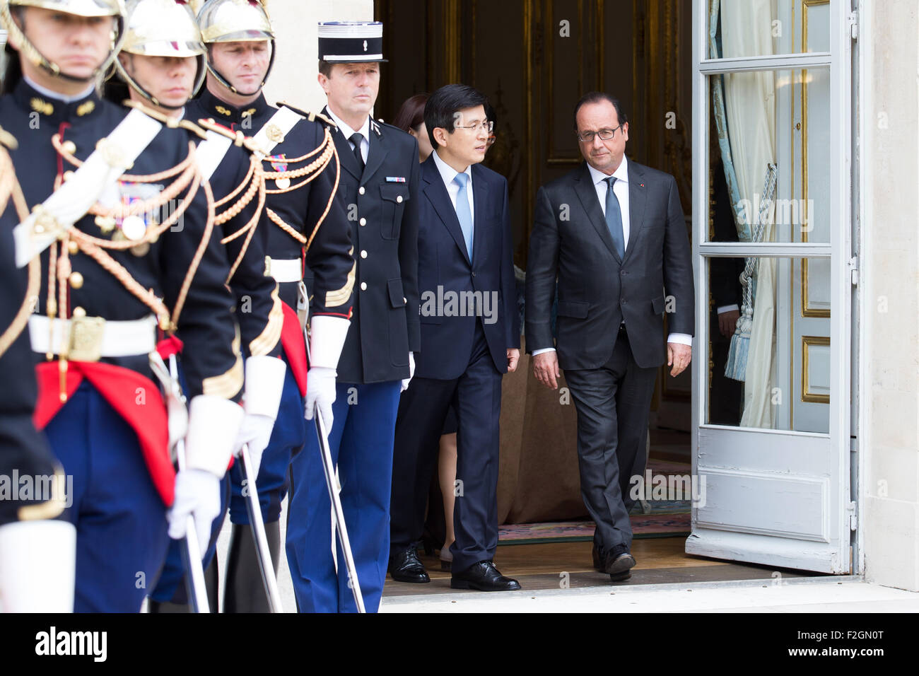 Parigi, Francia. Xviii Sep, 2015. Il Presidente francese Francois Hollande (R) accoglie con favore la visita della Corea del Sud il Primo Ministro Hwang Kyo-ahn prima di un incontro presso il Elysee Palace a Parigi il 7 settembre 18, 2015. Il Presidente francese Francois Hollande e visita della Corea del Sud il Primo Ministro Hwang Kyo-ahn giurò di consolidare ulteriormente la cooperazione bilaterale in un tentativo di indirizzo global sfide economiche e politiche, la presidenza francese ha detto venerdì. © Nicolas Kovarik/Xinhua/Alamy Live News Foto Stock