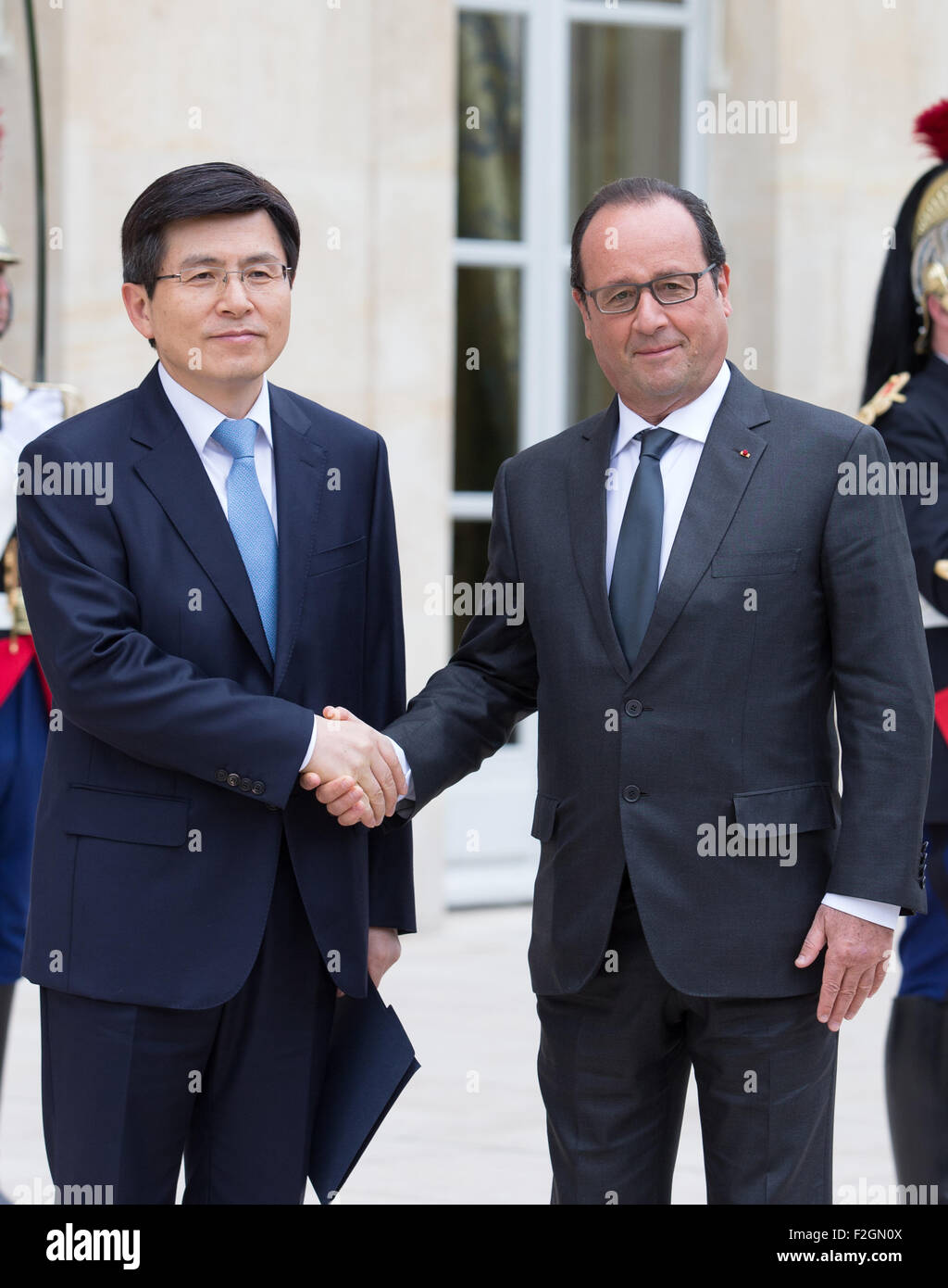 Parigi, Francia. Xviii Sep, 2015. Il Presidente francese Francois Hollande (R) accoglie con favore la visita della Corea del Sud il Primo Ministro Hwang Kyo-ahn prima di un incontro presso il Elysee Palace a Parigi il 7 settembre 18, 2015. Il Presidente francese Francois Hollande e visita della Corea del Sud il Primo Ministro Hwang Kyo-ahn giurò di consolidare ulteriormente la cooperazione bilaterale in un tentativo di indirizzo global sfide economiche e politiche, la presidenza francese ha detto venerdì. © Nicolas Kovarik/Xinhua/Alamy Live News Foto Stock